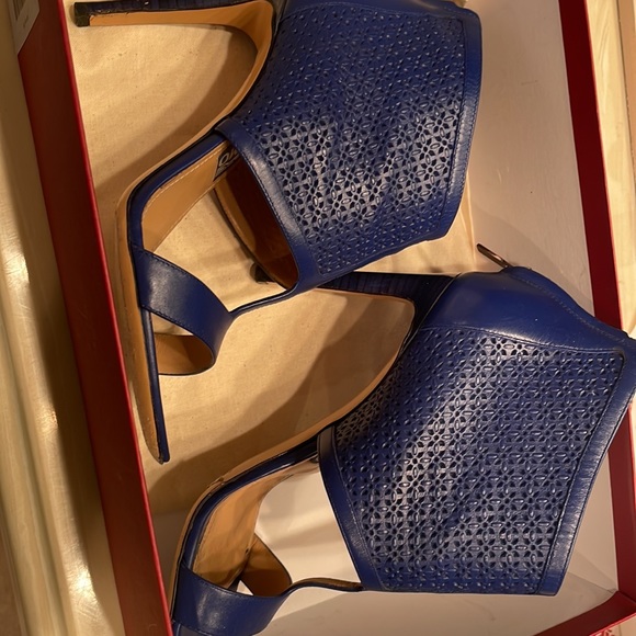 Ferragamo sapphire blue back zipper heels - Picture 4 of 6